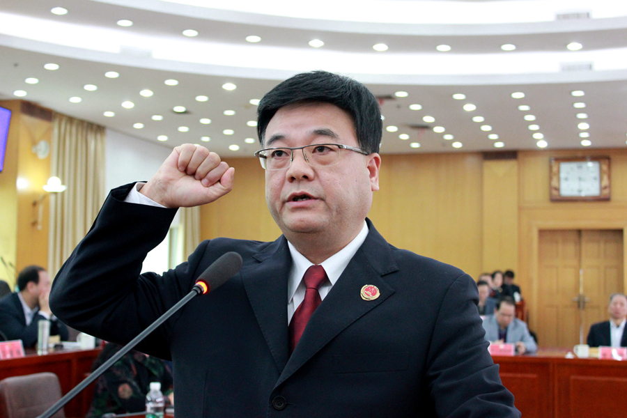 侯民义进行宪法宣誓 侯民义进行宪法宣誓